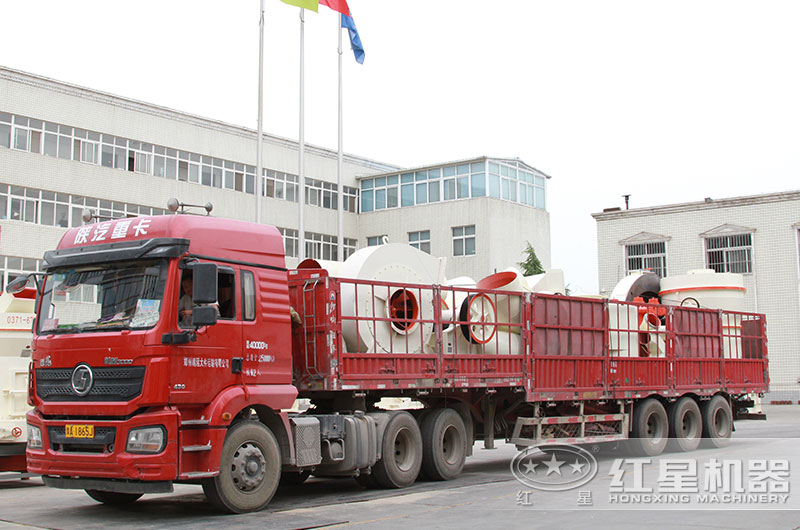 石英石雷蒙磨粉機裝車發貨