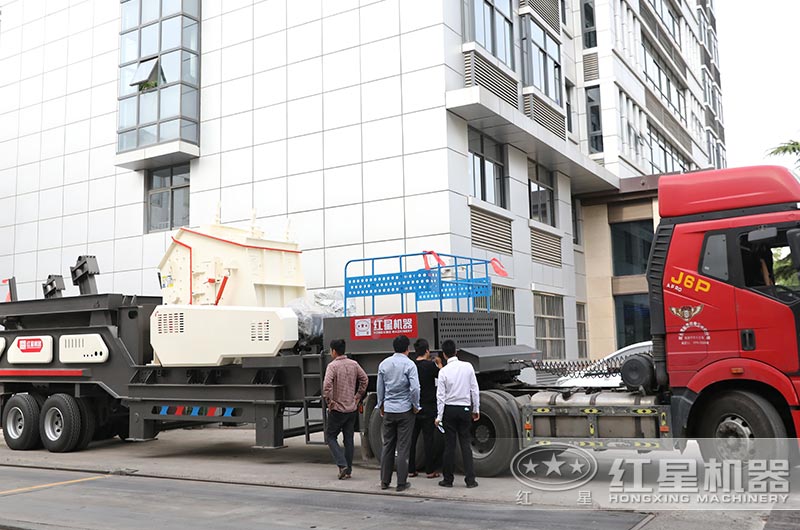 移動式反擊破發(fā)貨現(xiàn)場圖片