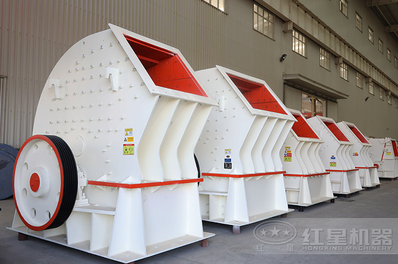 PCZ重錘式破碎機(jī)進(jìn)料口大，石料可一次破碎成型