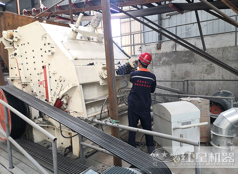 紅星機器售后人員現場檢查設備