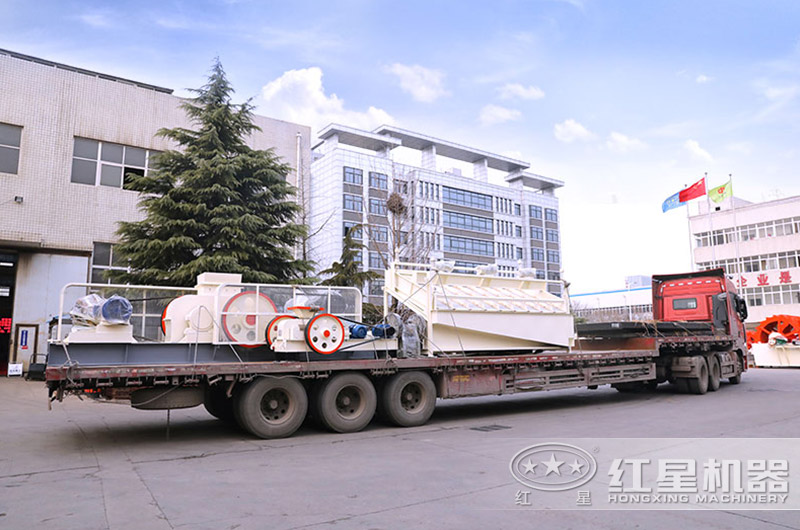 花崗巖對輥破碎機設備裝車發貨