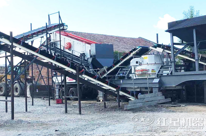 河南客戶移動式制砂機(jī)工作現(xiàn)場圖片