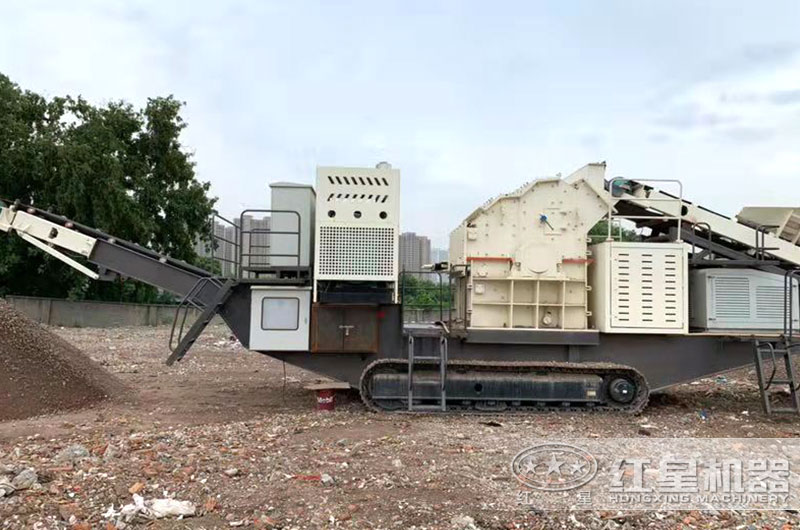 履帶式制砂機(jī)一體式工作現(xiàn)場