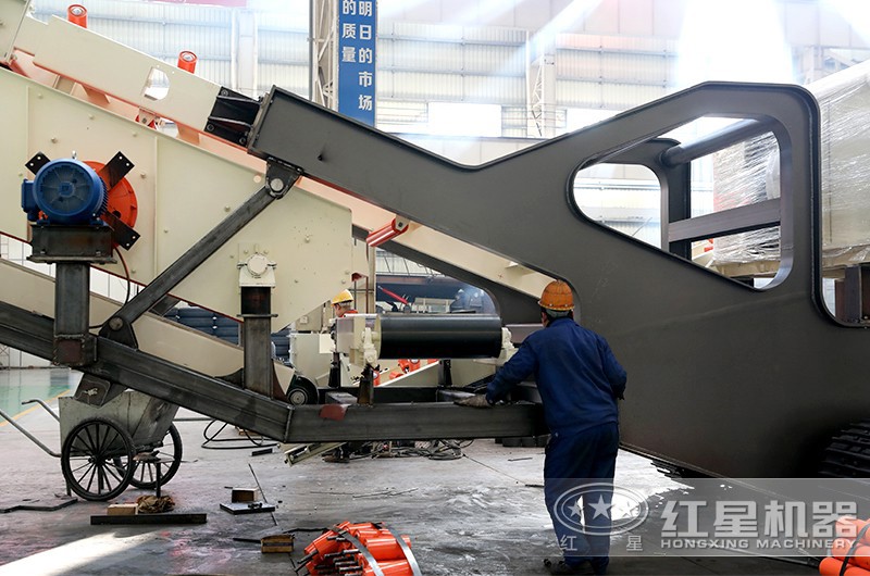 紅星技術工人在熟練的生產(chǎn)移動磕石機