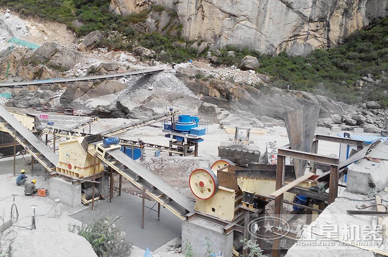 顎式破碎機、反擊破碎機、制沙機三機制沙現(xiàn)場