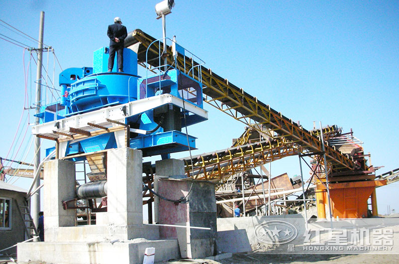 能把石頭打成沙子的機(jī)器多少錢，可以過(guò)環(huán)保嗎？