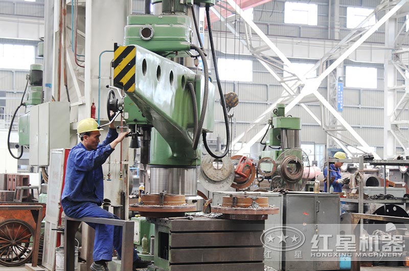 紅星生產(chǎn)工人正在精細化生產(chǎn)造沙機