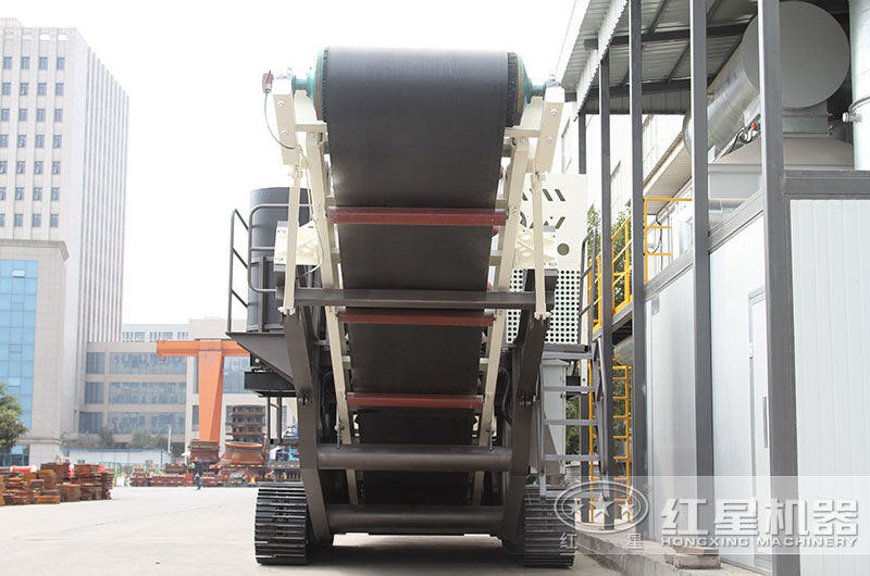 移動(dòng)石子破碎站已經(jīng)開(kāi)去躲雨了，您的砂石設(shè)備還泡在水里嗎？