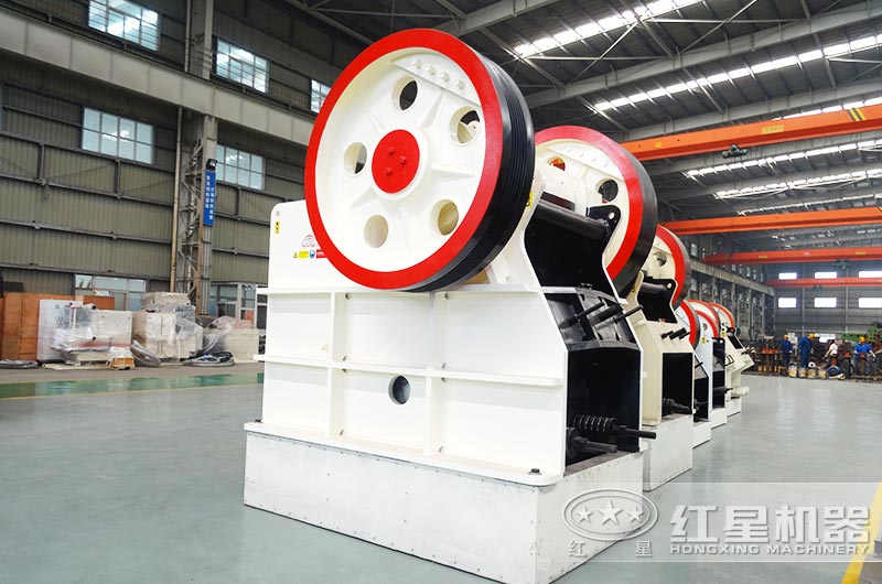 PE900*1200鄂式碎石機(jī)產(chǎn)量大概多少？能破碎水泥塊嗎？