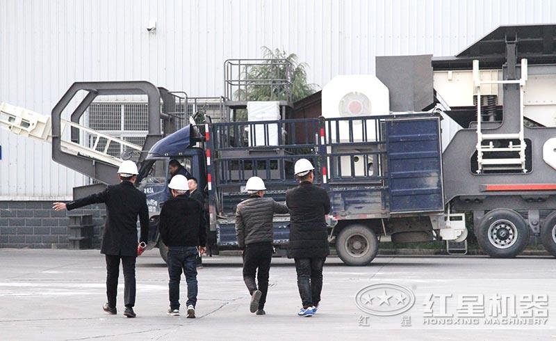 技術(shù)經(jīng)理陪同用戶(hù)參觀大型城市建筑垃圾粉碎機(jī)