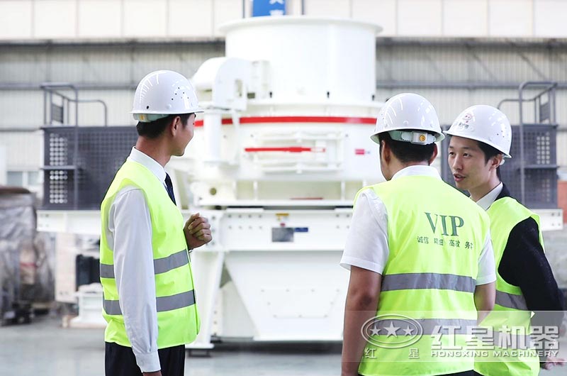 紅星技術(shù)經(jīng)理在耐心的為來(lái)廠用戶(hù)解答問(wèn)題