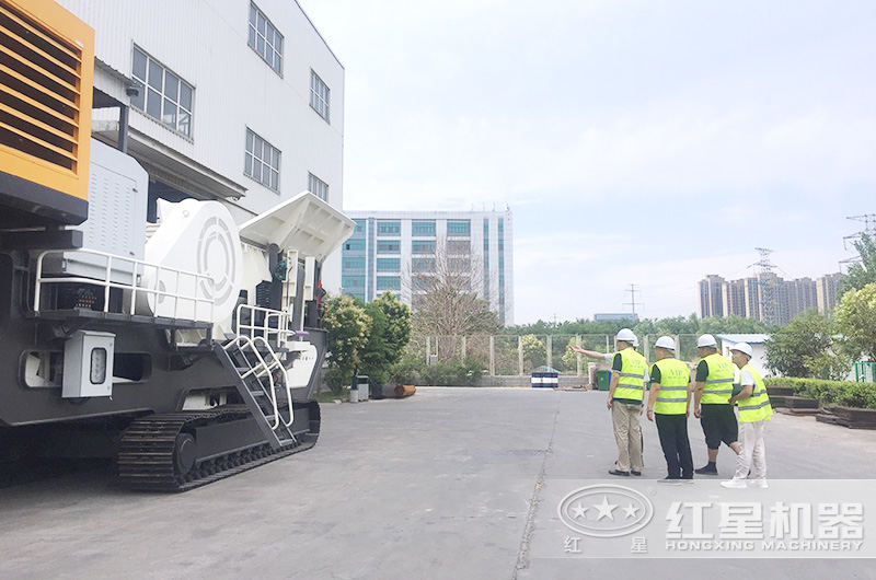 用戶來廠參觀考察環(huán)保全自動石英砂加工生產(chǎn)設備