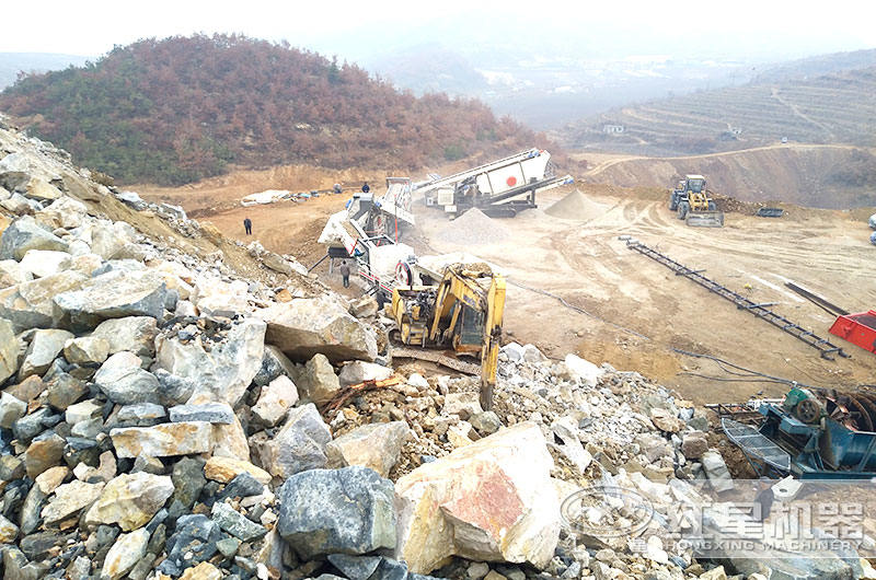 山東煙臺履帶移動式破碎機三機聯合作業(yè)生產現場
