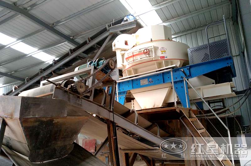 河石碎沙機多少錢？生產出來的人工沙與河沙有什么區(qū)別？